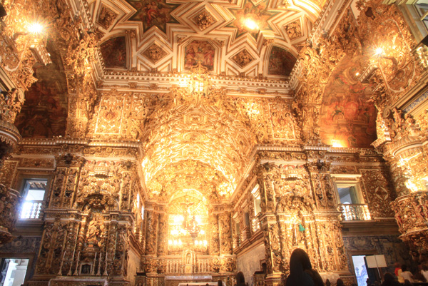 M. Juhran: Reichlich Blattgold verziert das Innere der Franziskus-Kirche in Salvador