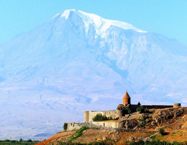 1. Im Morgenlicht ein göttlicher Anblick - Kloster Chor Virap vor Armeniens heiligem Berg Ararat.