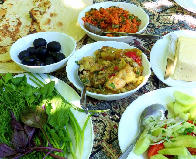 10. Eine typisch armenisch gedeckte Mittagstafel.
