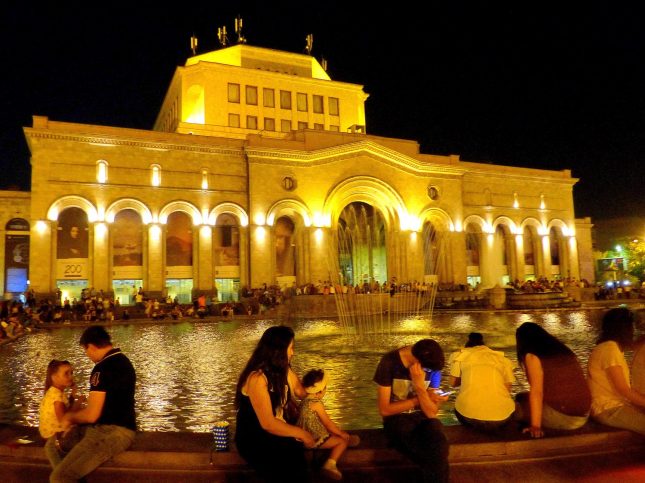 7. Abendlicher Treffpunkt in Jerevan - die singenden Fontänen auf dem Republiksplatz