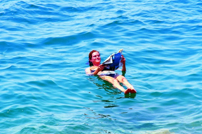 Floating auf dem Toten Meer 