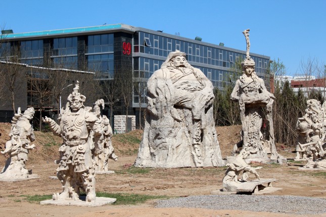China, Songzhuang, Skulpturen in der Stadt, Foto: C. Nowak
