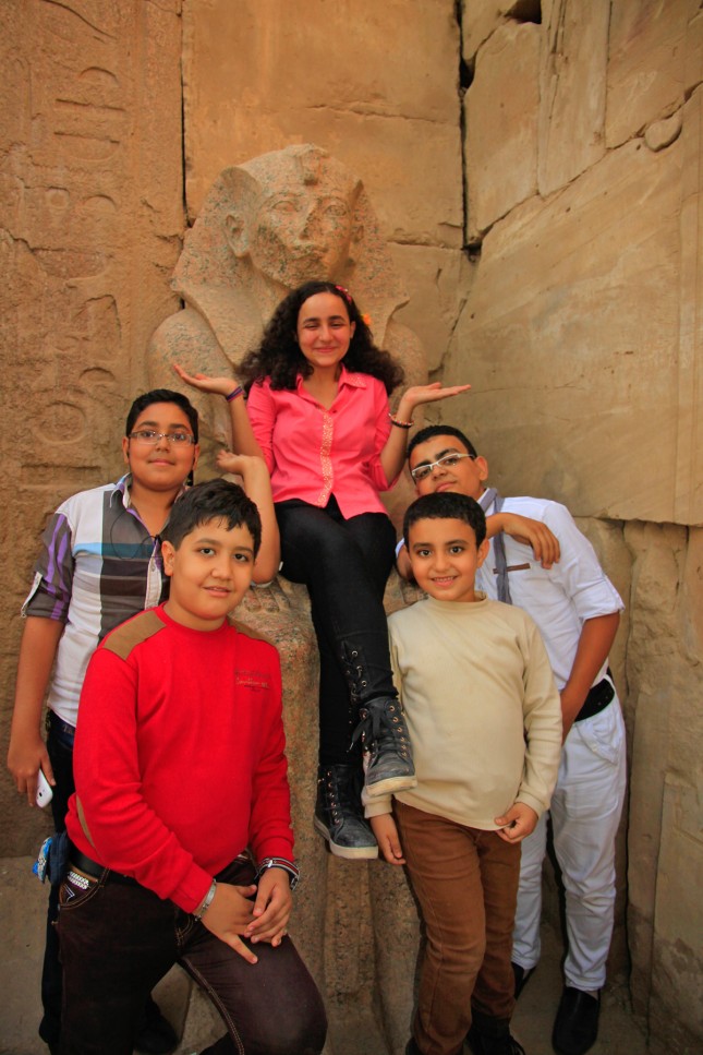 Junge Ägypter in der Karnak Tempelanlage