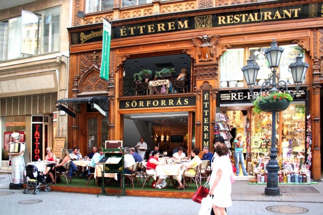 Straßencafés In Budapest. Fotigraf: Bernd Siegmund 