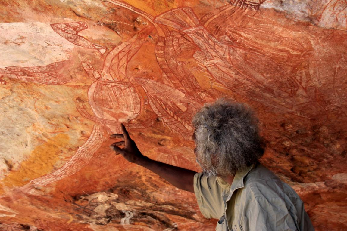 Tommo Nganjmirra erklärt die Felsenmalereien am Injalak Hill