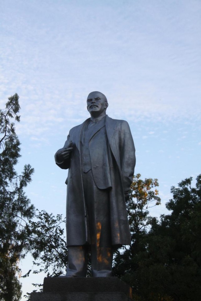 Fotograf: Rasso Knoller,  Erinnerung an alte Zeiten: Das Lenindenkmal im ukrainischen Ort Vilkovo