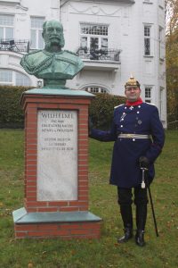 Usedom (Sven Brümmel am Denkmal Wilhelm I. in Heringsdorf)